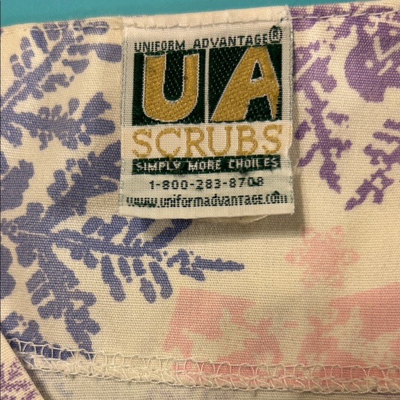 Uniform Advantage Winter Themed  V-Neck Scrub Top PTP 26” - Picture 4 of 6